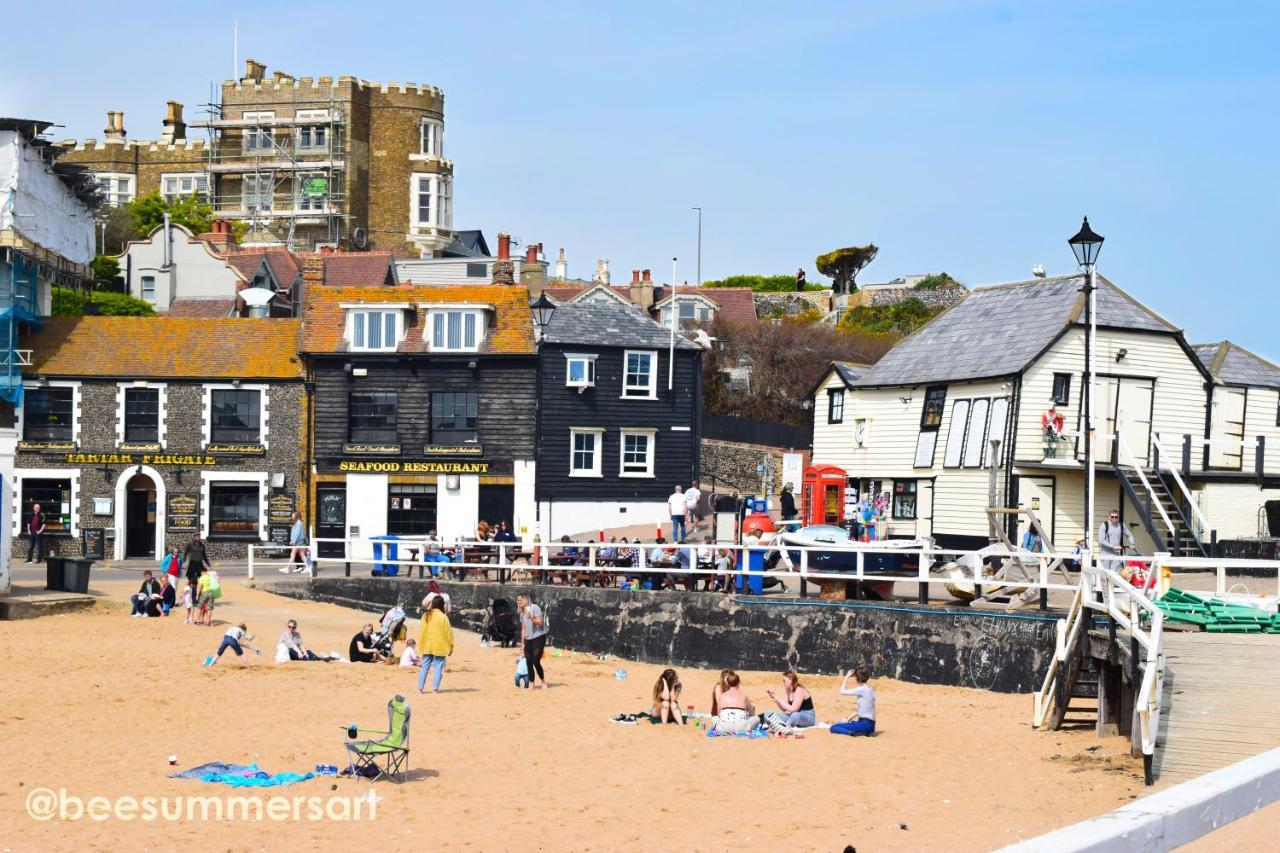 The Tea House - A Stones Throw From Holiday home *